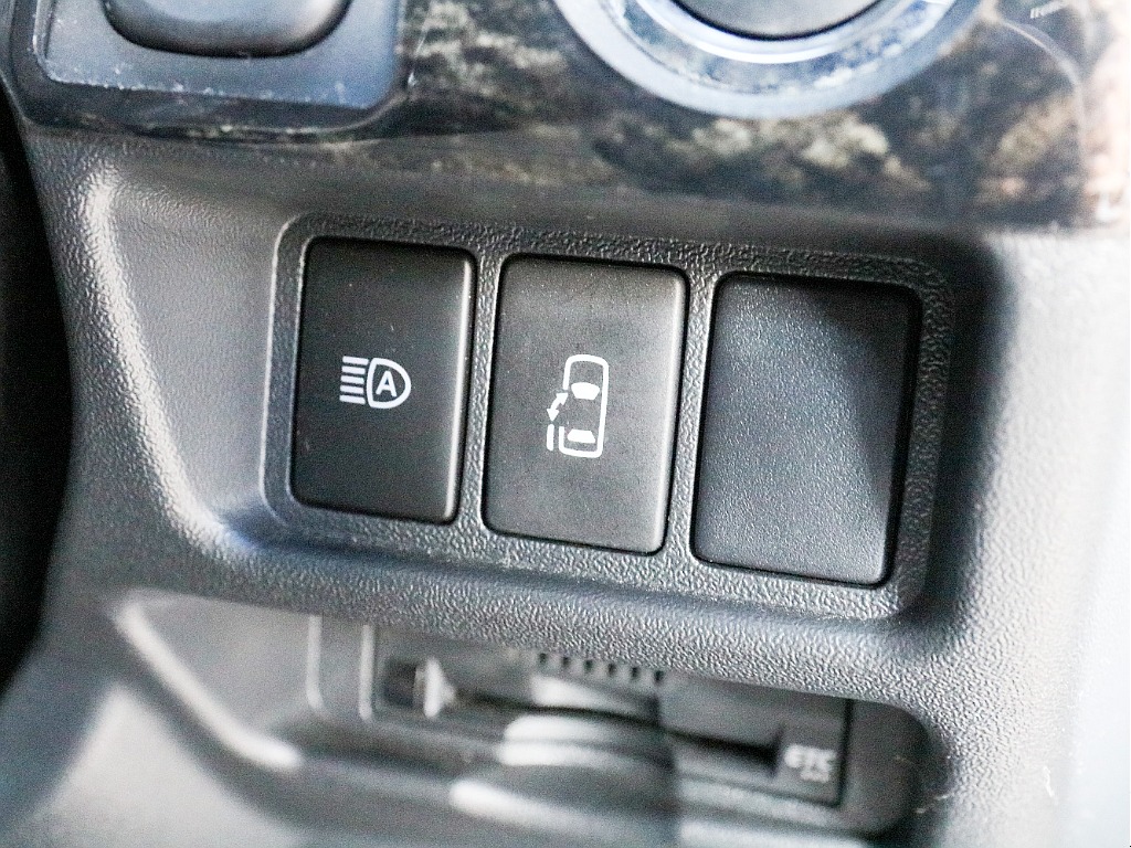 オートハイビームスイッチ＆パワースライドドアスイッチ付き！！