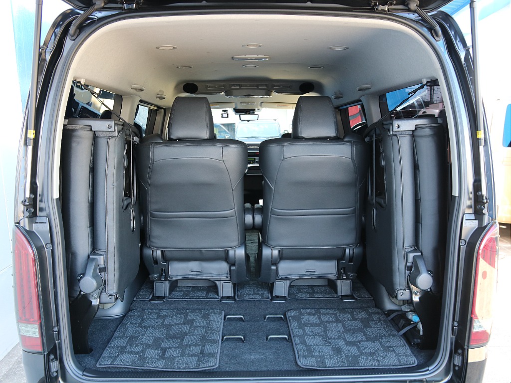 4列目跳ね上げで、広々とした荷室になります！！