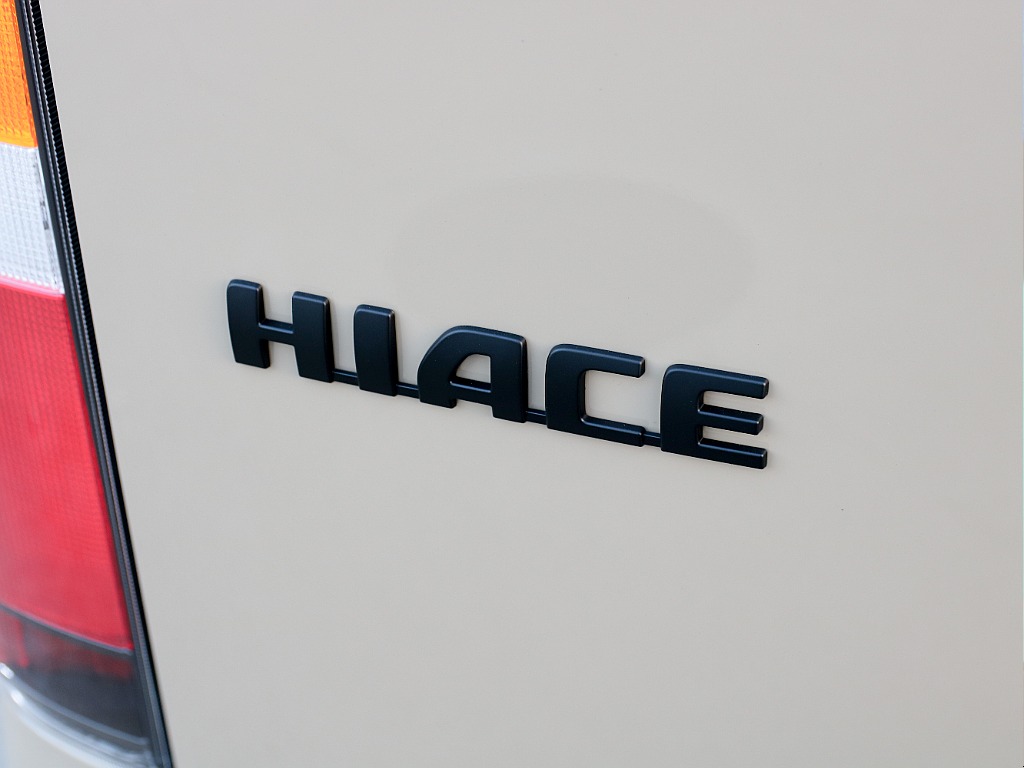 ハイエースロゴ艶無しブラックペイント済み！！