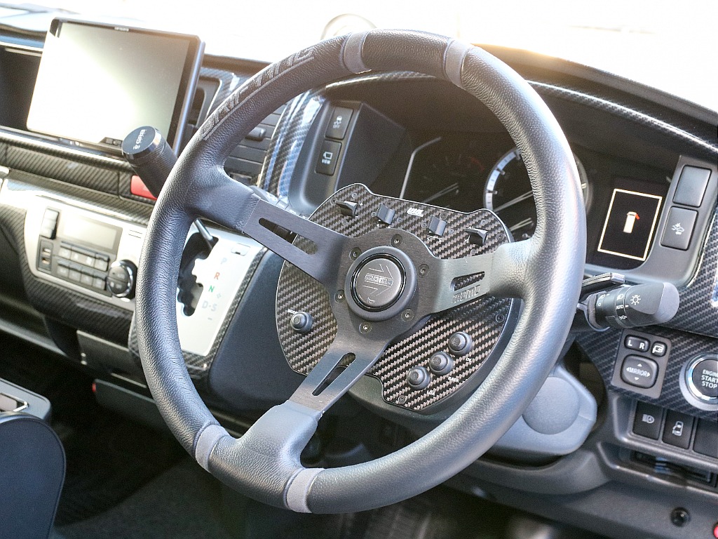 MOMO ドリフティングステアリング付き！！ステアリングスイッチもついております！！