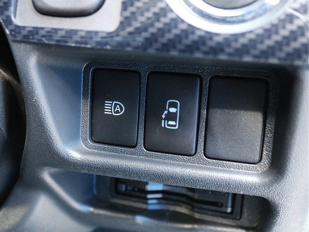 オートハイビームスイッチ＆パワースライドドアスイッチ付き！！