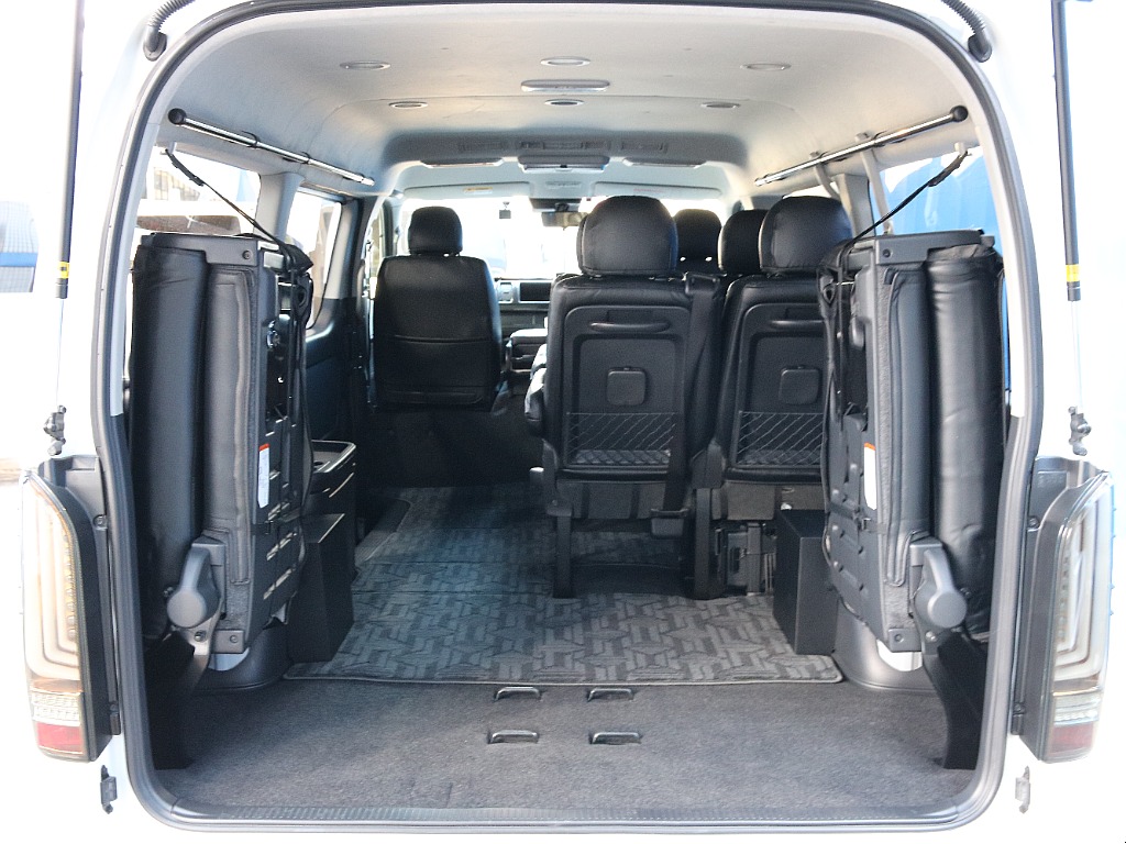 両側跳ね上げで広々とした荷室を確保できます！！