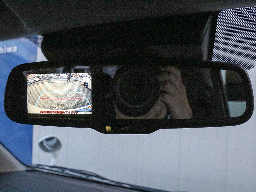 メーカーオプション バックモニター付き自動防眩ミラー付き！！
