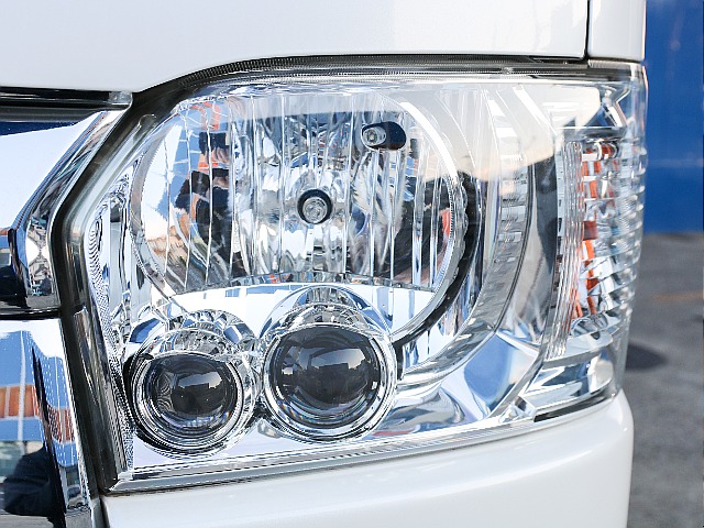 夜間の走行も安心のLEDヘッドランプ付き！！