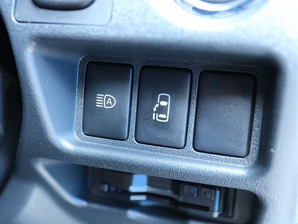 オートハイビームスイッチ＆パワースライドドアスイッチ付き！！