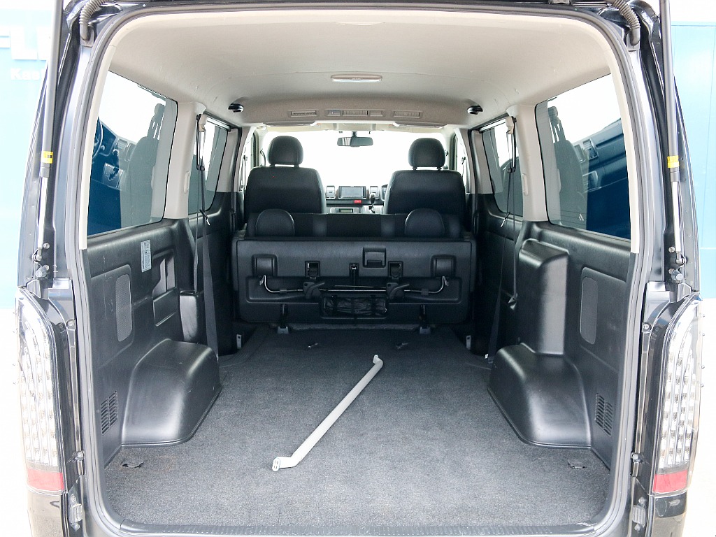 セカンドシート格納でさらに広々とした荷室になります！！