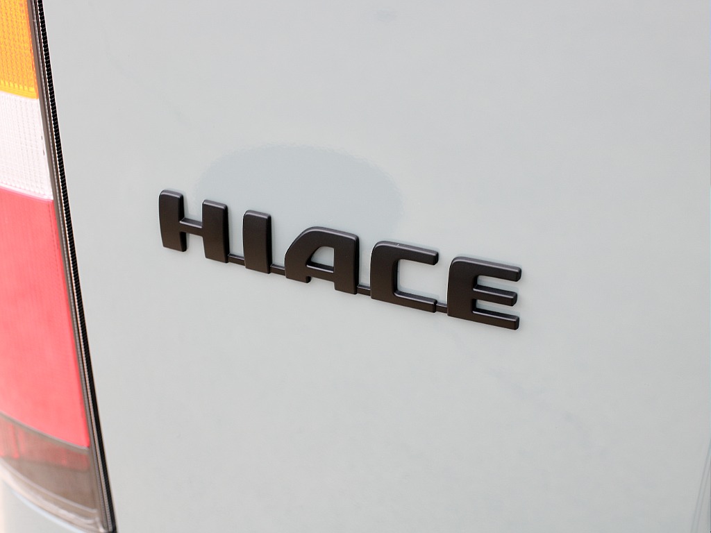 ハイエースロゴ艶無しブラックペイント済み！！