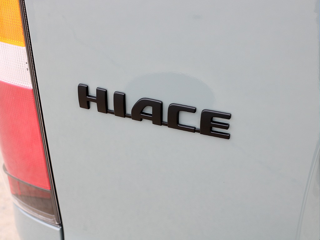 ハイエースロゴ艶無しブラックペイント済み！！