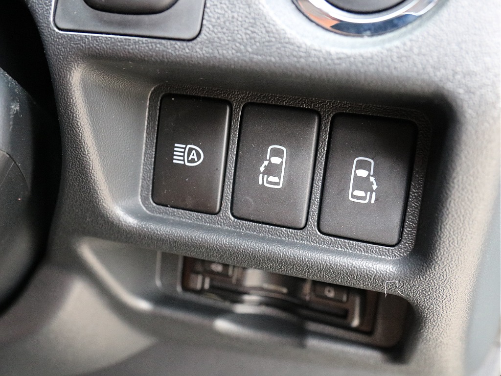 オートハイビームスイッチ＆パワースライドドアスイッチ付き！！