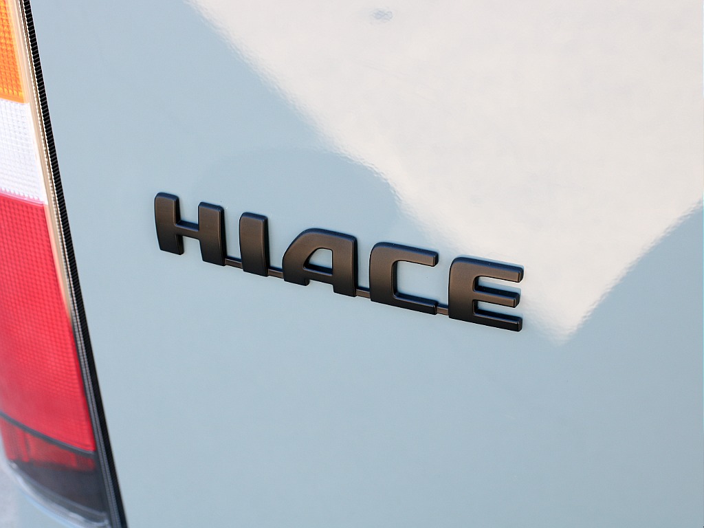 ハイエースロゴ艶無しブラックペイント済み！！