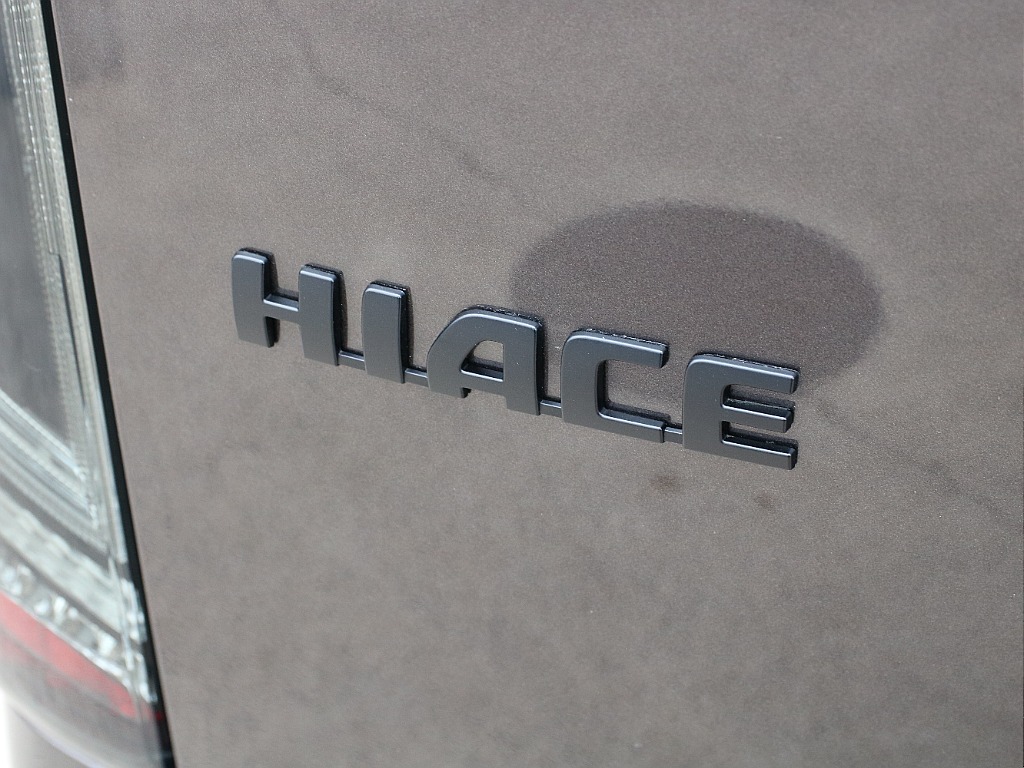 ハイエースロゴ艶無しブラックペイント済み！！