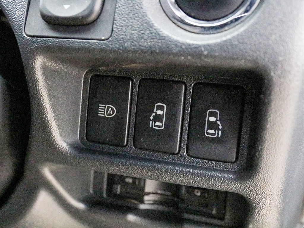 オートハイビームスイッチ＆パワースライドドアスイッチ付き！！