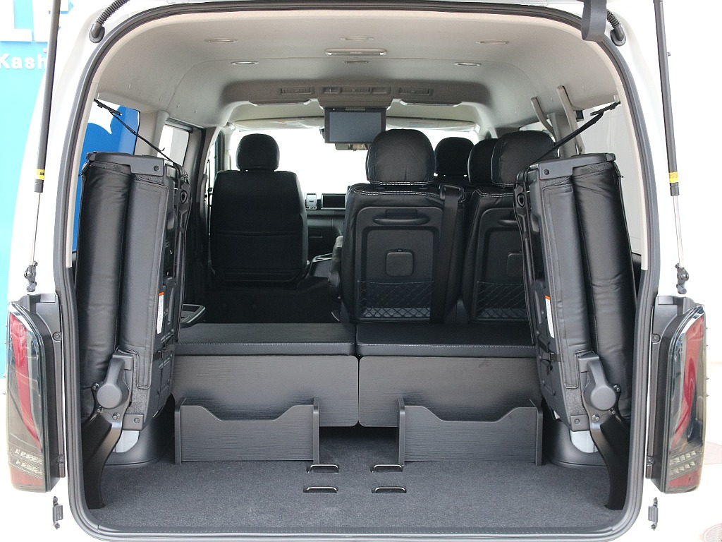 両側跳ね上げで広々とした荷室を確保できます！！