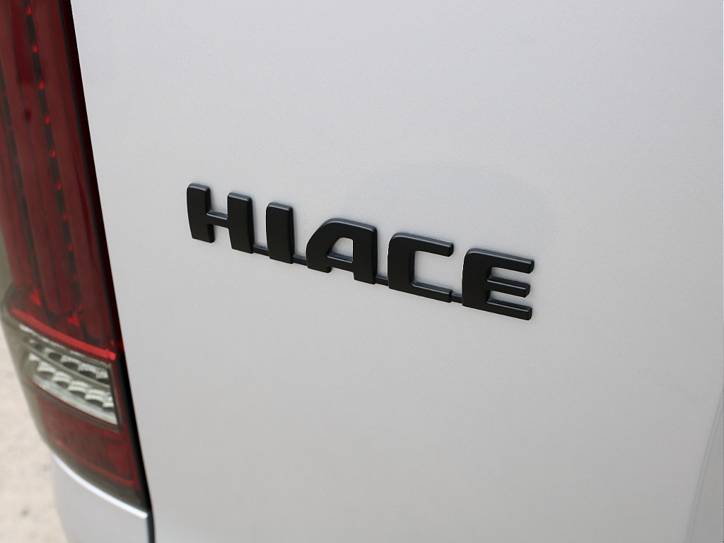 ハイエースロゴ艶無しブラックペイント済み！！