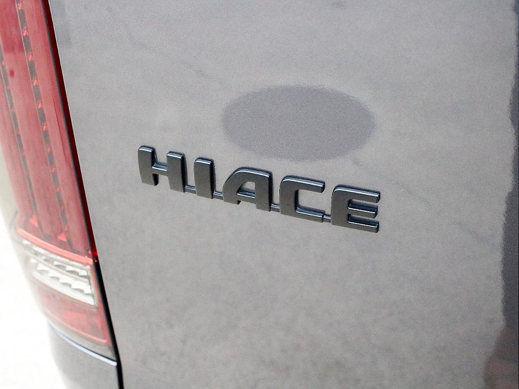 ハイエースロゴ艶無しブラックペイント済み！！