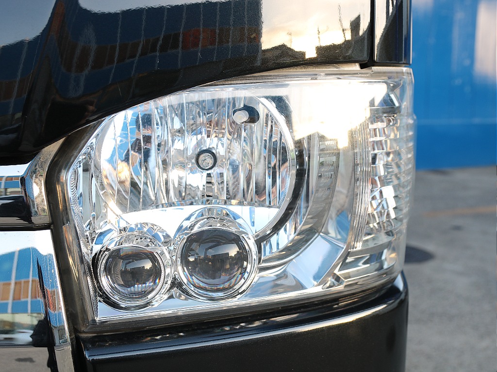 夜間の走行も安心のLEDヘッドランプ付き！！