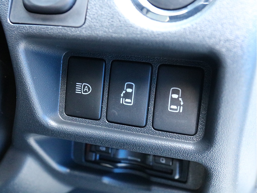 オートハイビームスイッチ＆パワースライドドアスイッチ付き！！