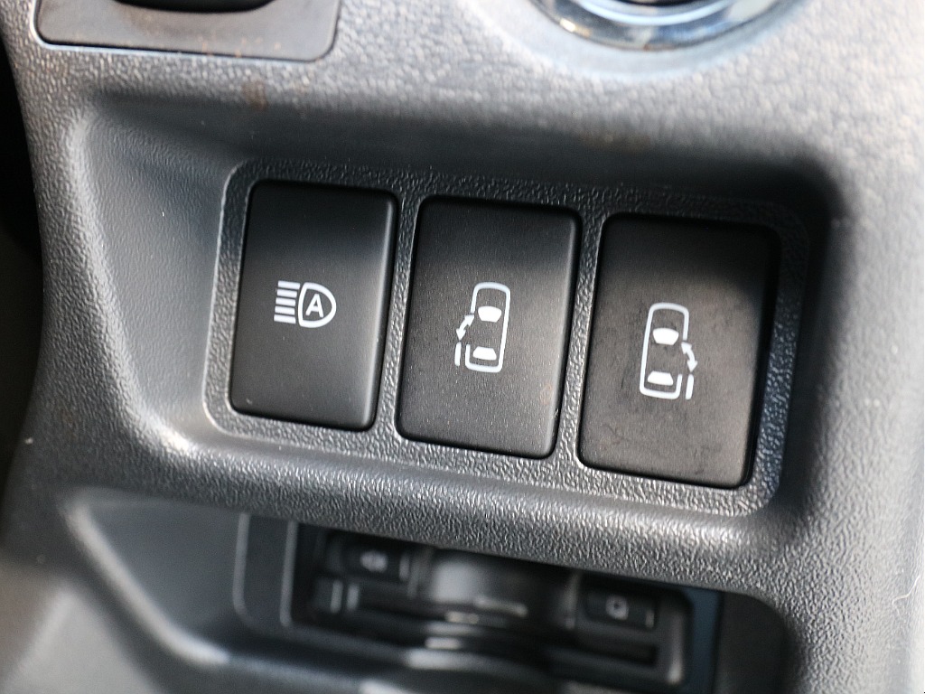 オートハイビームスイッチ＆パワースライドドアスイッチ付き！！