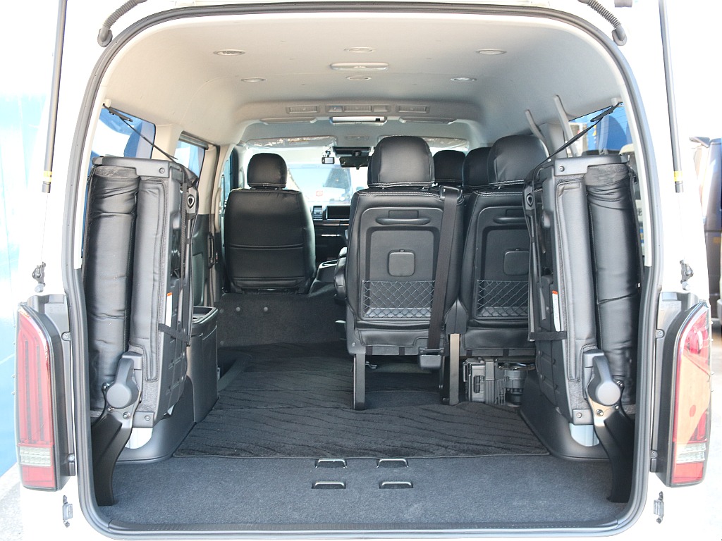 両側跳ね上げで広々とした荷室を確保できます！！