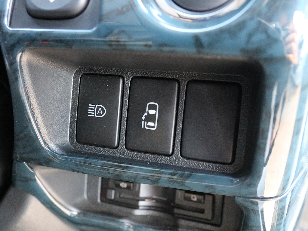 オートハイビームスイッチ＆パワースライドドアスイッチ付き！！