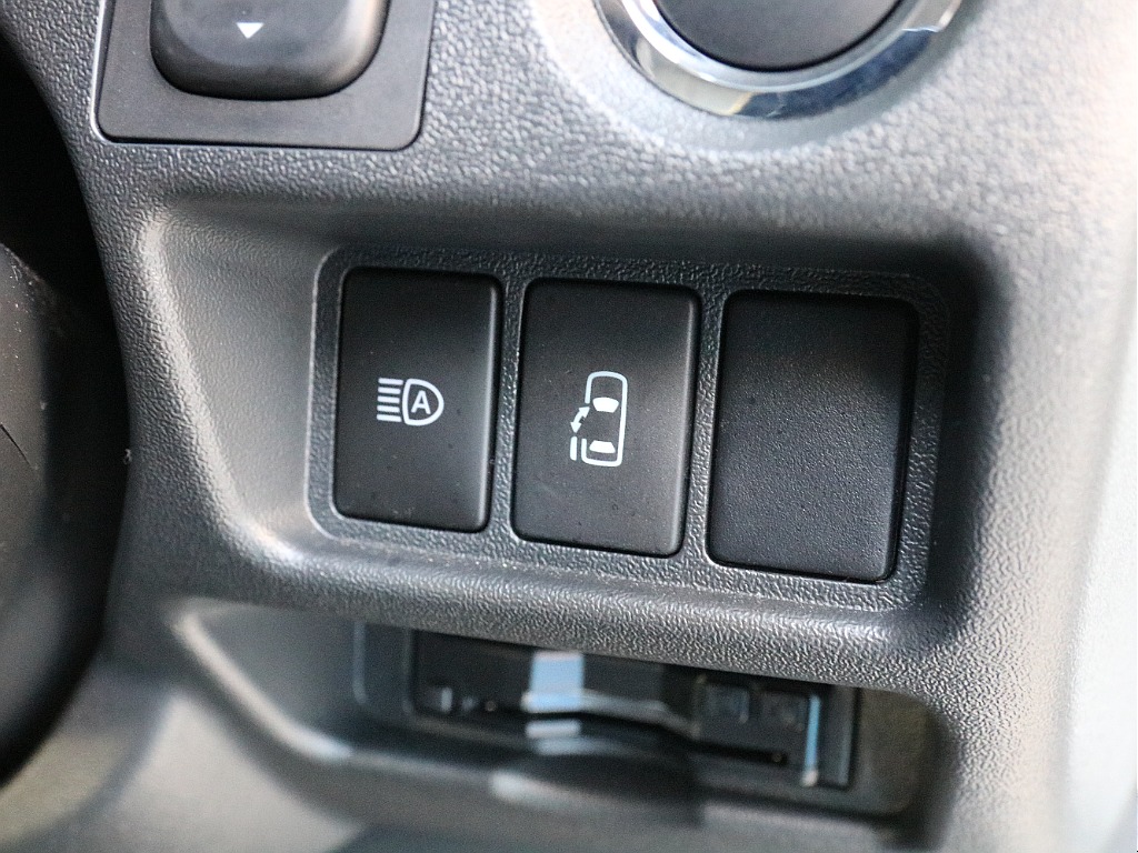 オートハイビームスイッチ付き＆パワースライドドアスイッチ付き！！