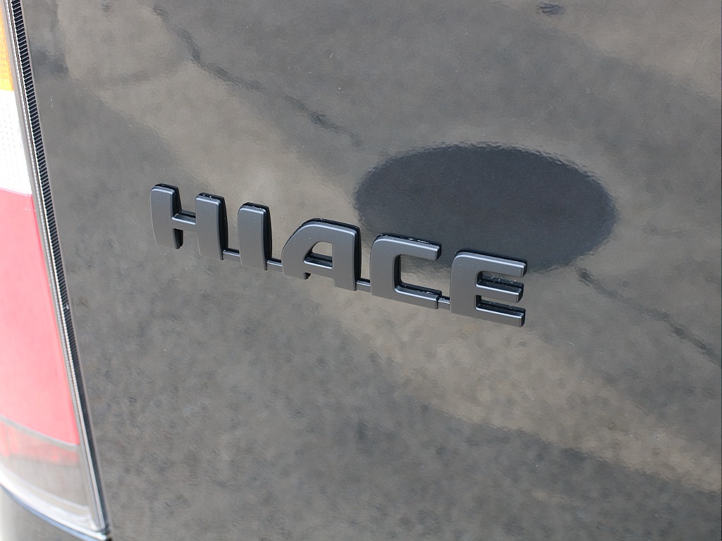 ハイエースロゴ 艶無しブラックペイント済み！！