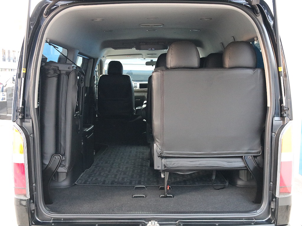 片側のみ跳ね上げで自転車や長い荷物も出し入れ可能です！！