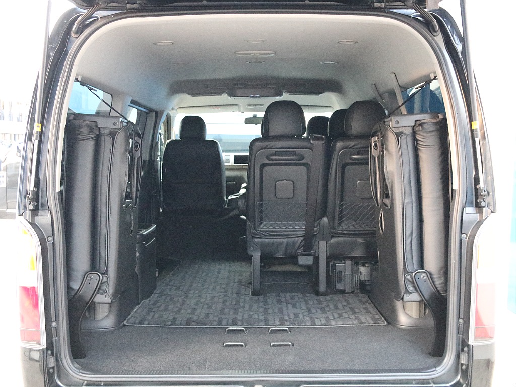 両側跳ね上げで広々とした荷室になります！！