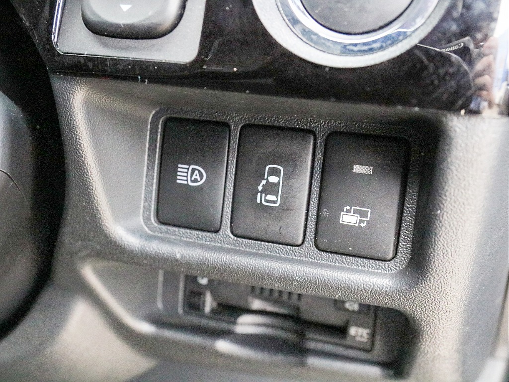 オートハイビームスイッチ＆パワースライドドアスイッチ付き！！