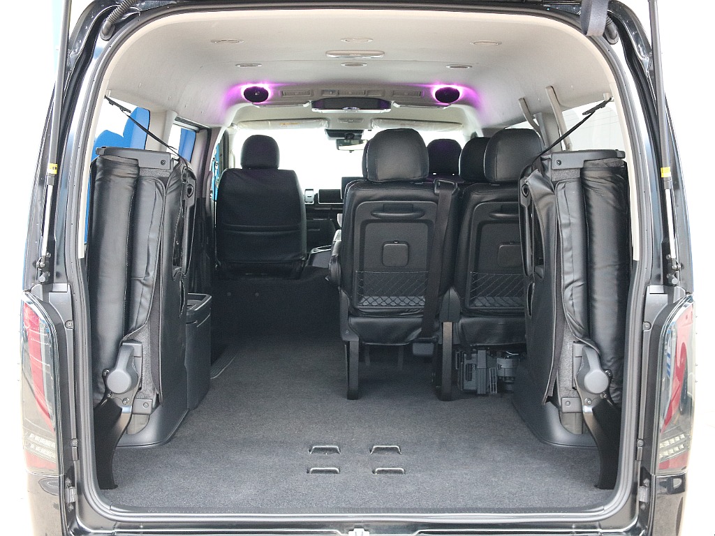 両側跳ね上げで広々とした荷室になります！！