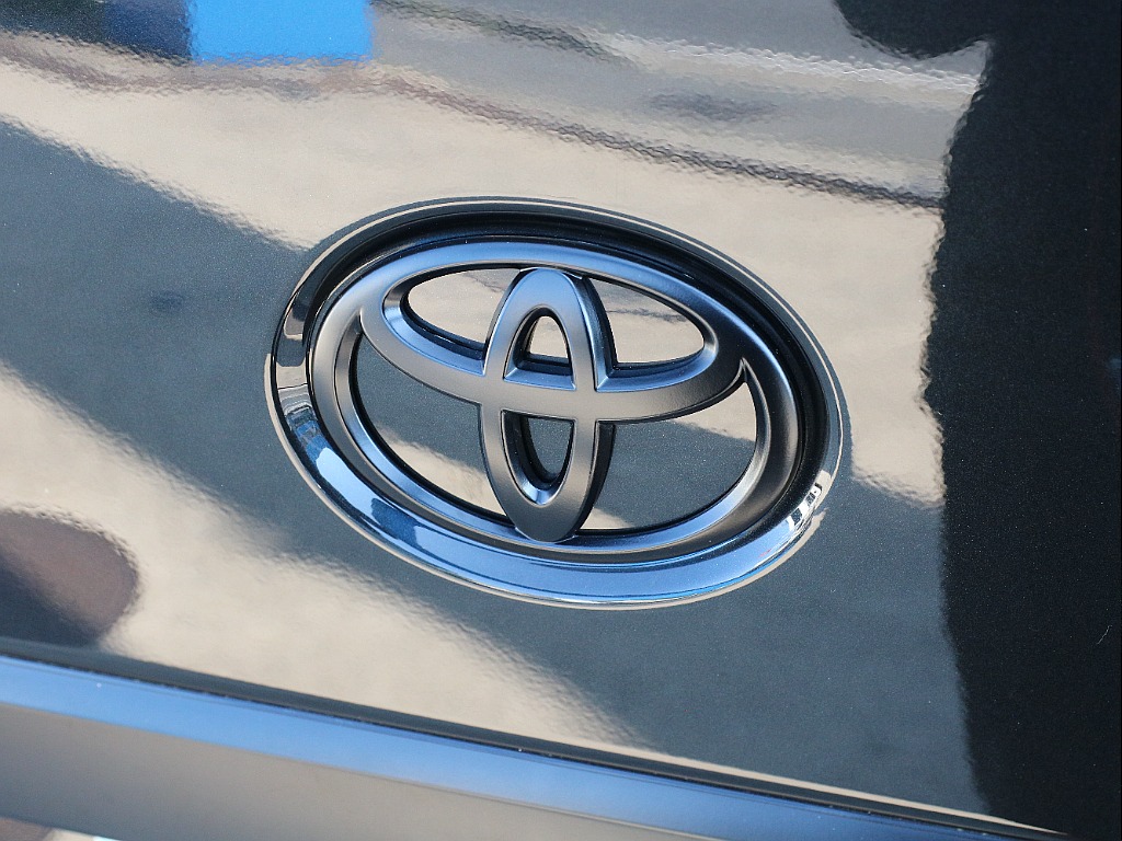 リアトヨタエンブレム 艶無しブラックペイント済み！！