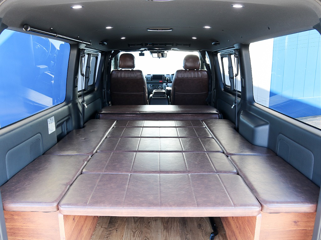 セカンドシート格納で広々としたベッドスペースになります！！