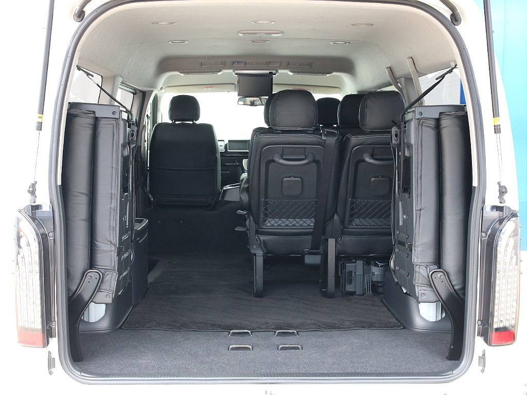 両側跳ね上げで広々とした荷室になります！！