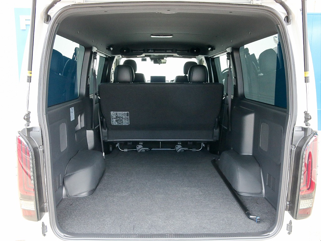 バンならではの荷室になります！！
