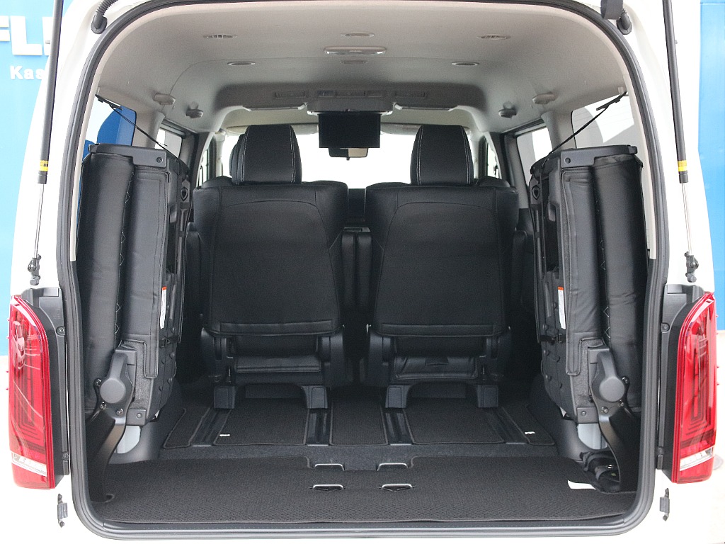 両側跳ね上げで広々とした荷室になります！！