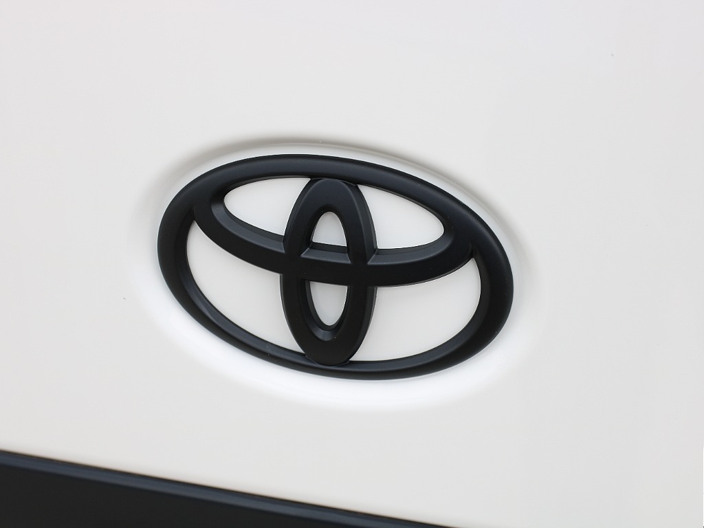 TOYOTAエンブレム艶無しブラックペイント済み！！