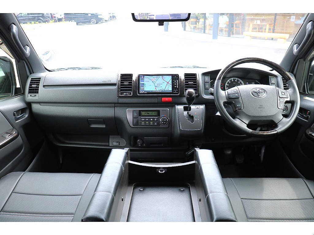運転席回りはダークプライムⅡ専用の内装になっております！高級感もありカッコよさがアップ♪