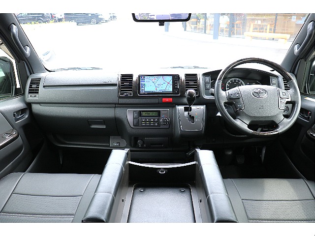 運転席回りはダークプライムⅡ専用の内装になっております！高級感もありカッコよさがアップ♪