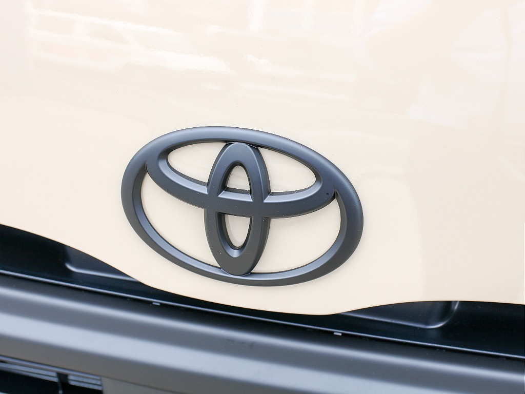 TOYOTAエンブレム 艶無しブラックペイント済み！！
