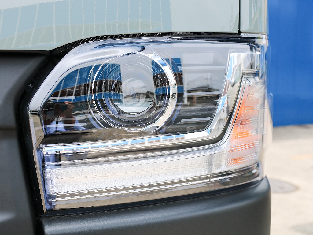 夜間の走行も安心のLEDヘッドランプ付き！！