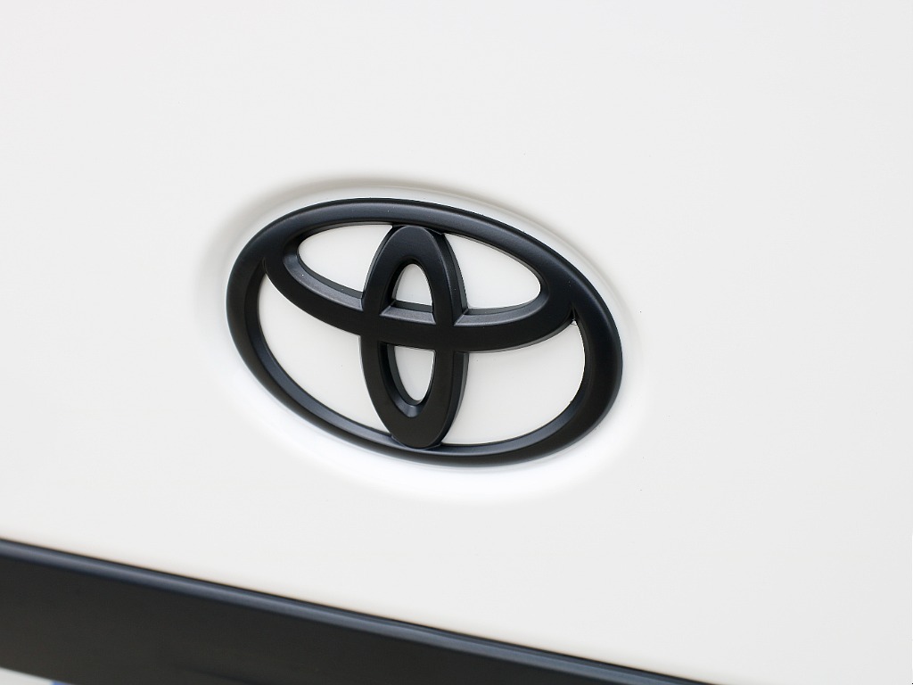 TOYOTAエンブレム艶無しブラックペイント済み！！