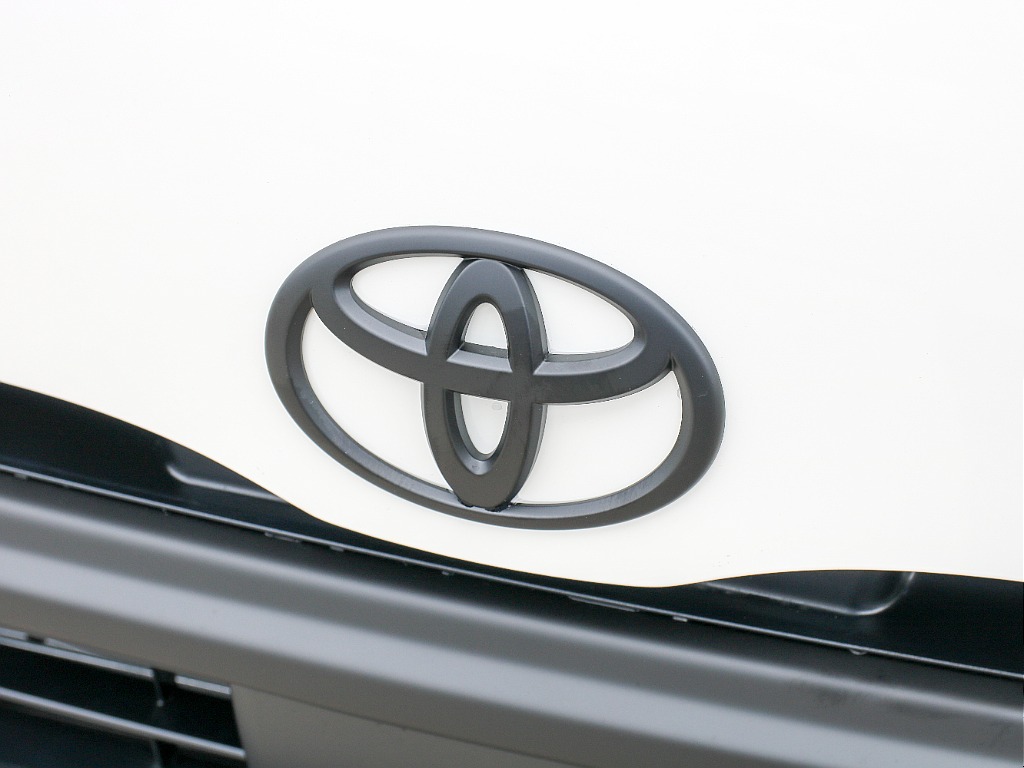 TOYOTA エンブレム艶無しブラックペイント済み！！
