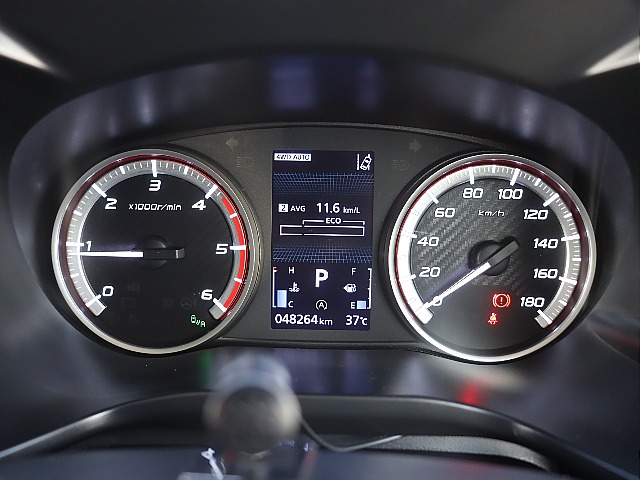 マイチェン前の車両ならではのアナログメーター！