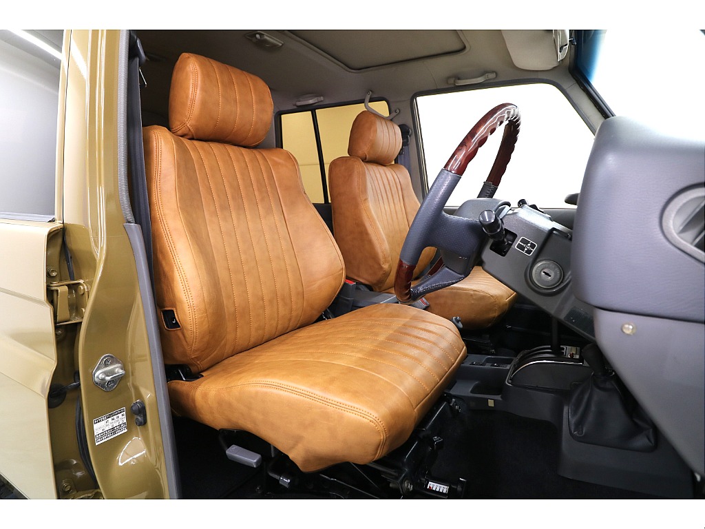 新品クラシックシートカバー装着済み♪