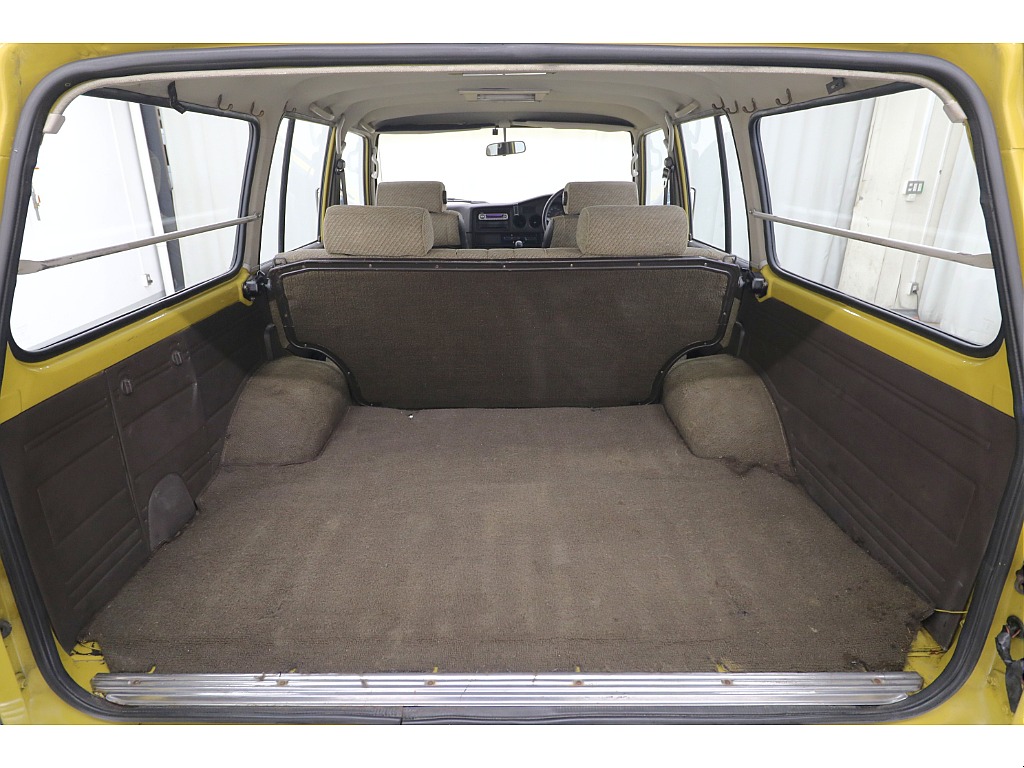 ラゲッジルームは広々と荷物がたくさん積めます♪