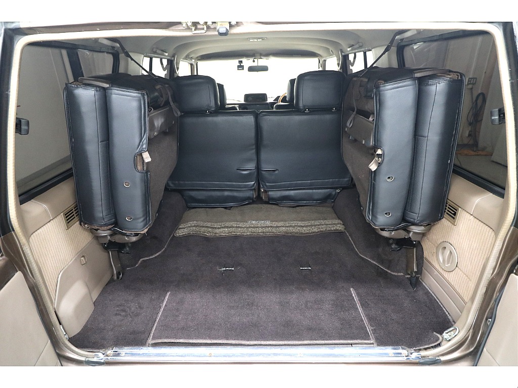 ３列目シートは跳ね上げ式となりますので荷室も確保出来ます♪