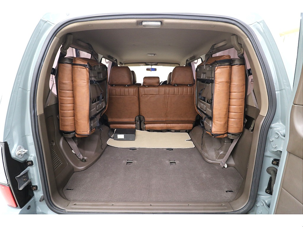 ３列目シートは跳ね上げ式となりますので荷室も確保出来ます♪