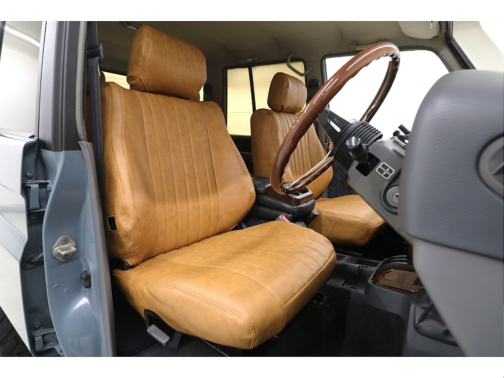 新品クラシックシートカバー装着済みです☆