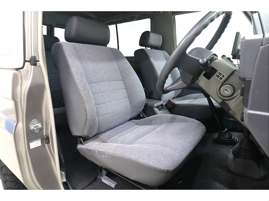 運転席／助手席共に年式に比べ綺麗な状態が保たれております♪