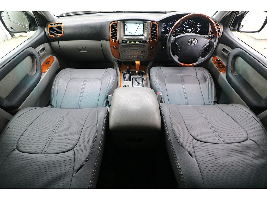 グレーを基調とした専用トリムにて高級感のある車内になっております♪